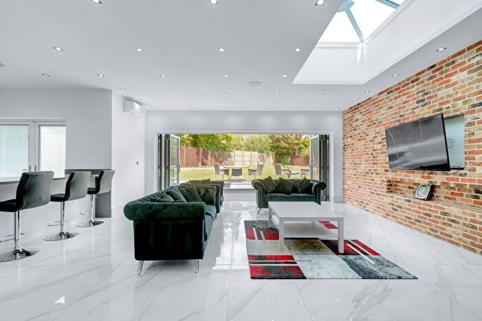 6 Bedroom Semi-Detached House To Rent In Saddlescombe Way, London, N12