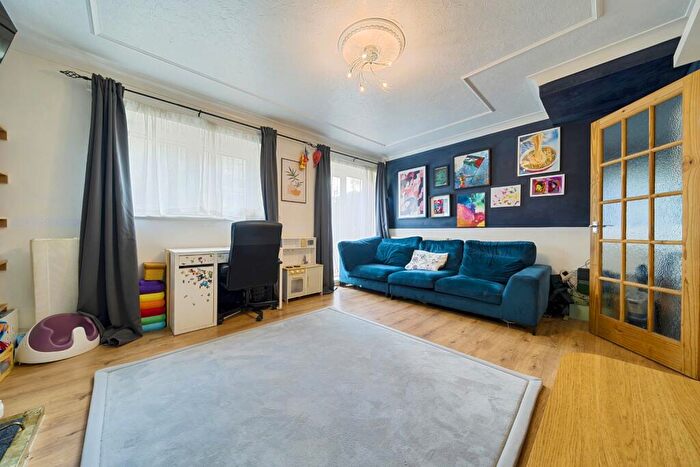 2 Bedroom Ground Maisonette For Sale In St. Mary Street, Woolwich, SE18
