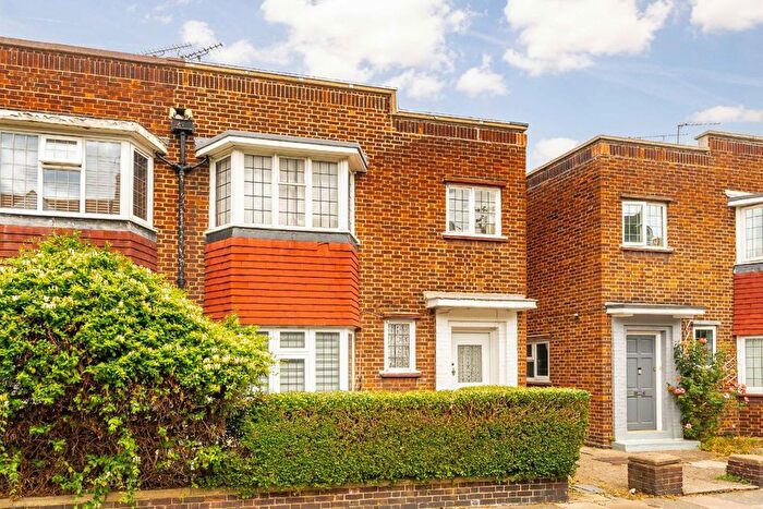 2 Bedroom Flat For Sale In Fairlawn Avenue, Chiswick, W4