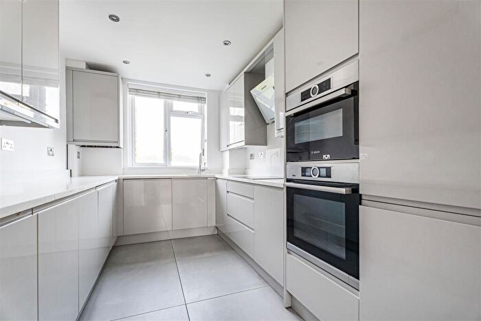 3 Bedroom Flat For Sale In Dalefield, Roebuck Lane, IG9