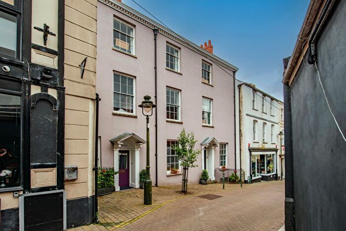 10 Bedroom Town House To Rent In St. Marys Street, Carmarthen, SA31