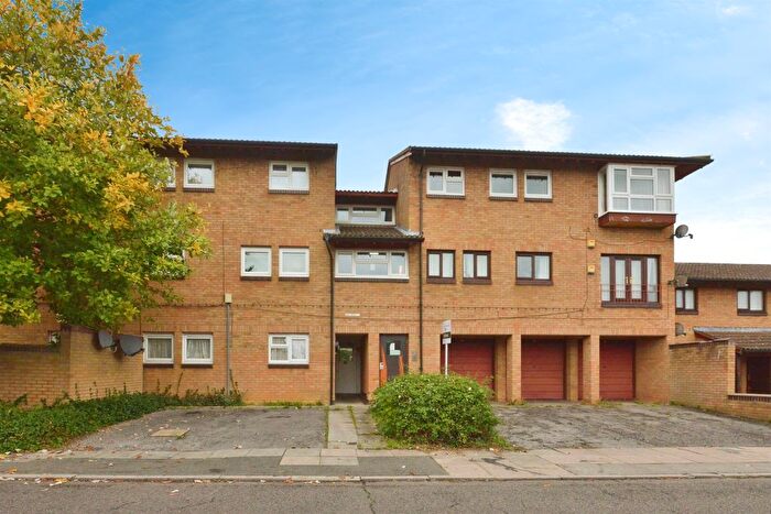 2 Bedroom Flat For Sale In Kirkstall Place, Oldbrook, Milton Keynes, MK6