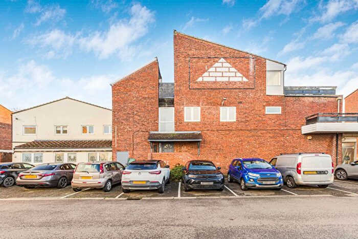 1 Bedroom Flat For Sale In Chaucer Way, Hoddesdon, EN11