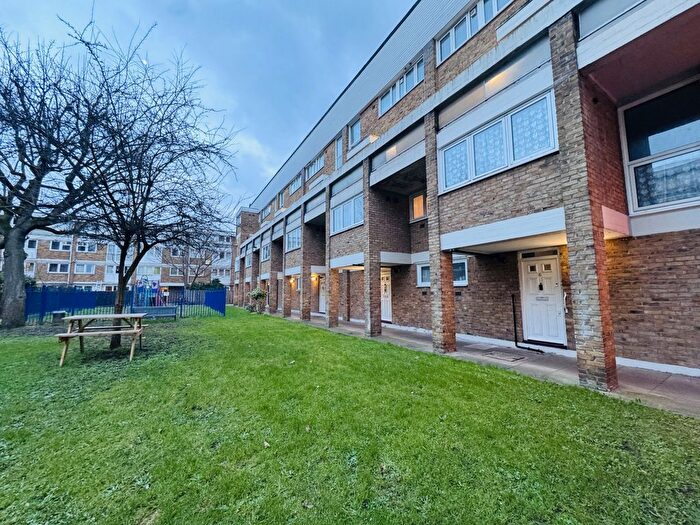 2 Bedroom Maisonette To Rent In Lulworth Court, St Peter's Way, Hackney, N1