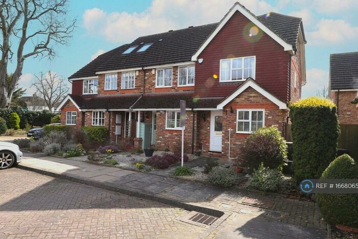 2 Bedroom End Of Terrace House To Rent In Moorcroft Gardens, Bromley, BR2