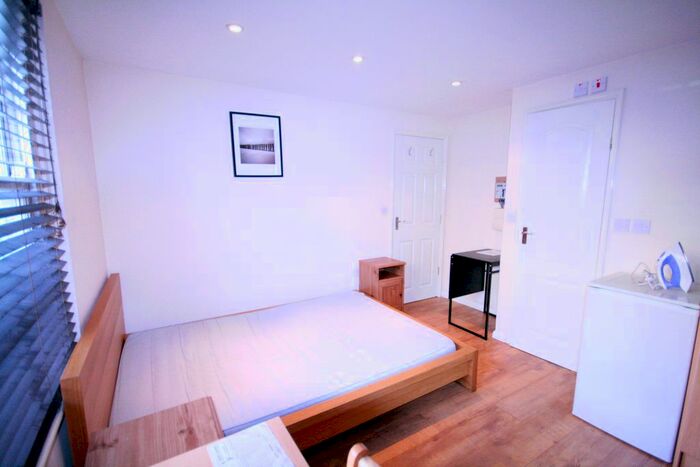 Studio To Rent In Offord Road, Islington N1