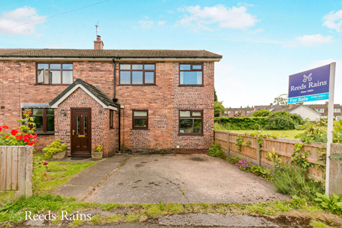 3 Bedroom End Of Terrace House For Sale In Ivymeade Road, Macclesfield, Cheshire, SK11