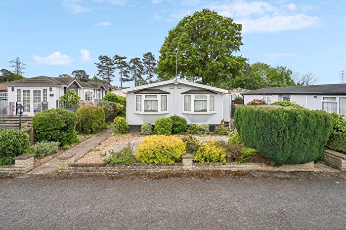 3 Bedroom Park Home For Sale In Orchards Residential Park, Slough, SL3
