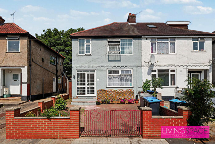 4 Bedroom House To Rent In Burgess Avenue, Kingsbury, NW9