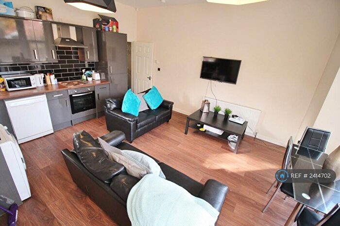 3 Bedroom Flat To Rent In Cardigan Road, Leeds, LS6