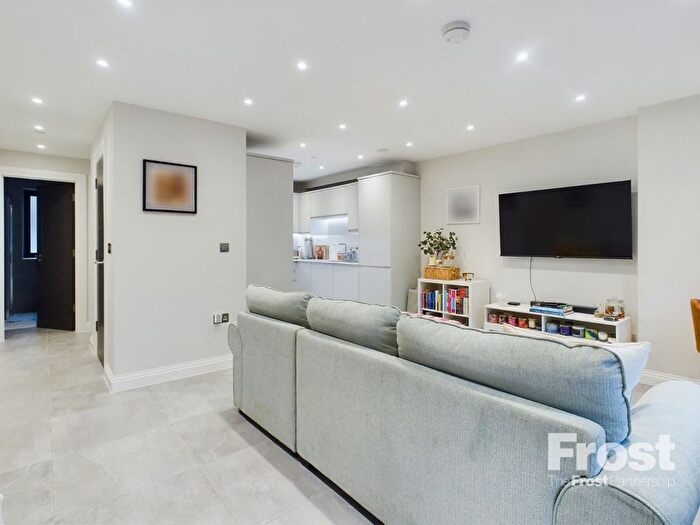 1 Bedroom Flat To Rent In Oak End Way, Gerrards Cross, Buckinghamshire, SL9