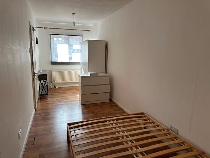 Studio To Rent In South Eastern Avenue, Edmonton, N9