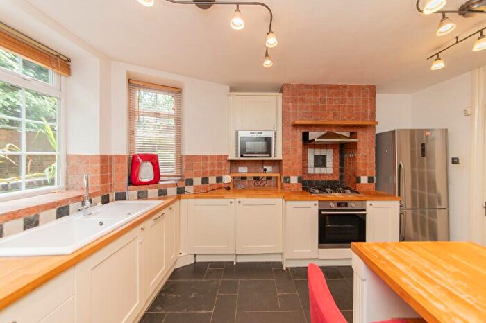 2 Bedroom Flat For Sale In Great North Road, London, N2