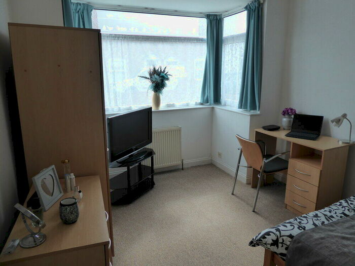 5 Bedroom End Of Terrace House To Rent In Goodwood Road, Southsea, PO5