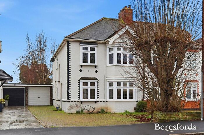 4 Bedroom Semi Detached House For Sale In Sunnyside Gardens, Upminster, RM14
