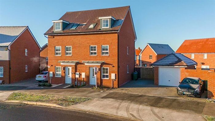 3 Bedroom Town House For Sale In Armstrongs Fields, Broughton, HP22