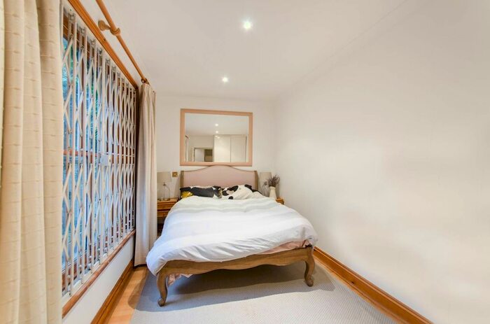 1 Bedroom Flat To Rent In Redcliffe Square, Chelsea, London, SW10