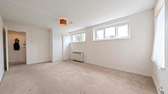 Studio To Rent In Hook Road, Surbiton, KT6