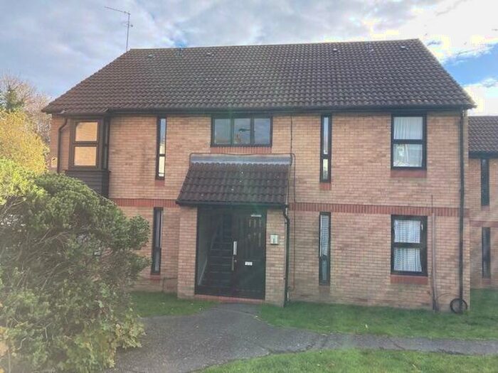 Flat To Rent In Shinners Close, South Norwood, SE25