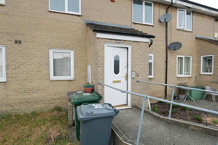 2 Bedroom Flat To Rent In Ascot Parade, Bradford, BD7
