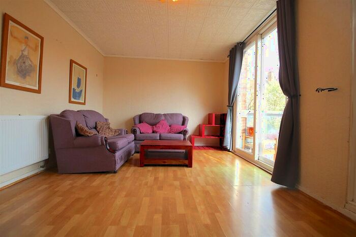 3 Bedroom Flat To Rent In Prusom Street, London, E1W