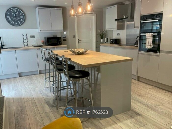 3 Bedroom Flat To Rent In London, London, N4