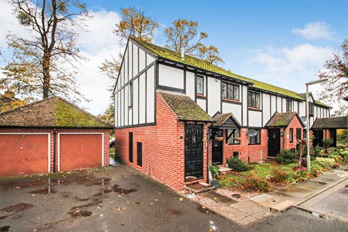 1 Bedroom Flat To Rent In Kings Chase, East Molesey, KT8