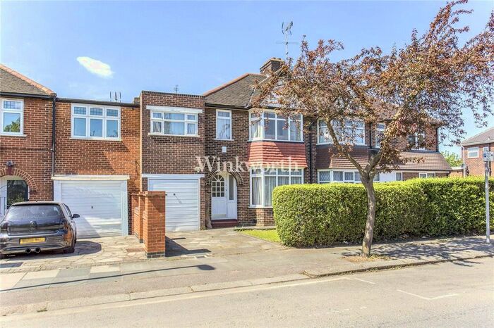 3 Bedroom Semi-Detached House To Rent In The Vale, London, NW11