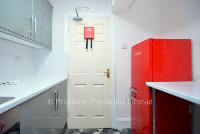 3 Bedroom Flat To Rent In Regent Park Terrace, Hyde Leeds, LS6