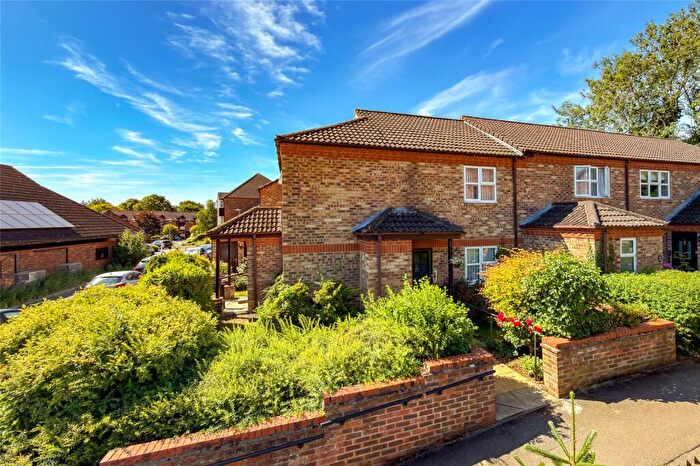 2 Bedroom Flat For Sale In Harvest Court, Harvesters, St. Albans, Hertfordshire, AL4