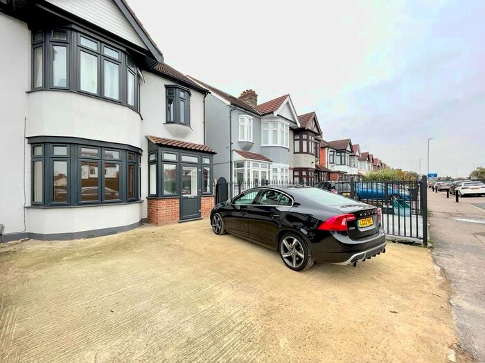 2 Bedroom Flat To Rent In Woodford Avenue, Ilford IG2