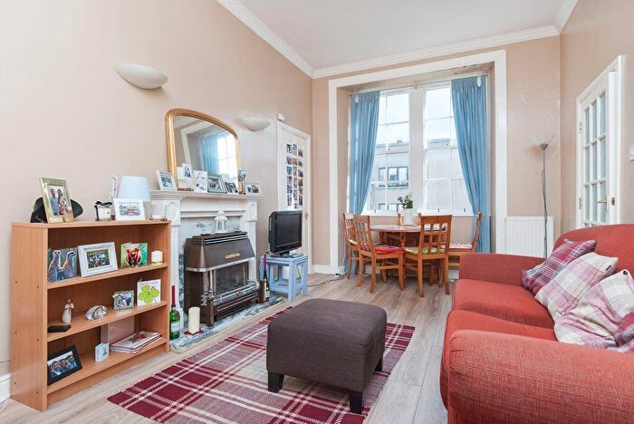 2 Bedroom Flat To Rent In L South Clerk Street, Edinburgh, EH8