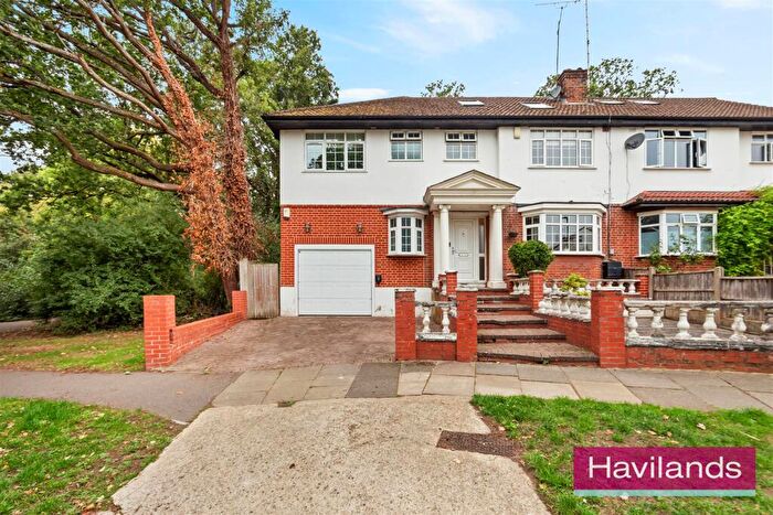 6 Bedroom Semi-Detached House For Sale In Cotswold Way, Enfield, EN2