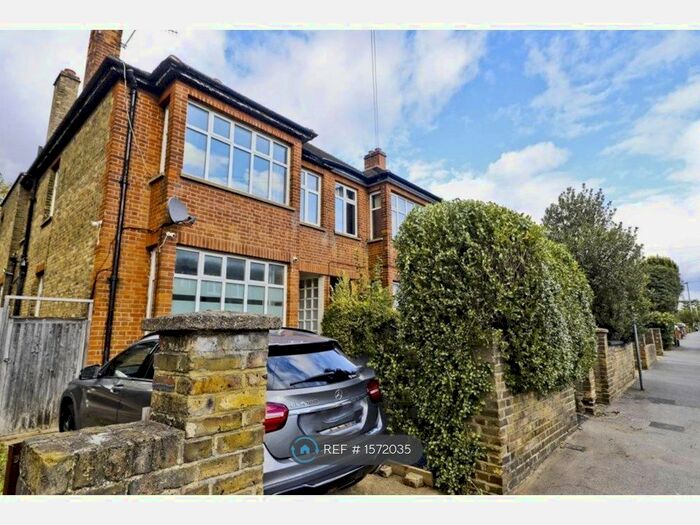 5 Bedroom Semi-Detached House To Rent In The Greenway, Uxbridge, UB8
