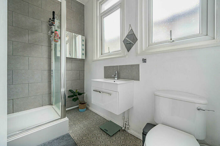 2 Bedroom Flat For Sale In Laburnum Grove, Portsmouth, Hampshire, PO2