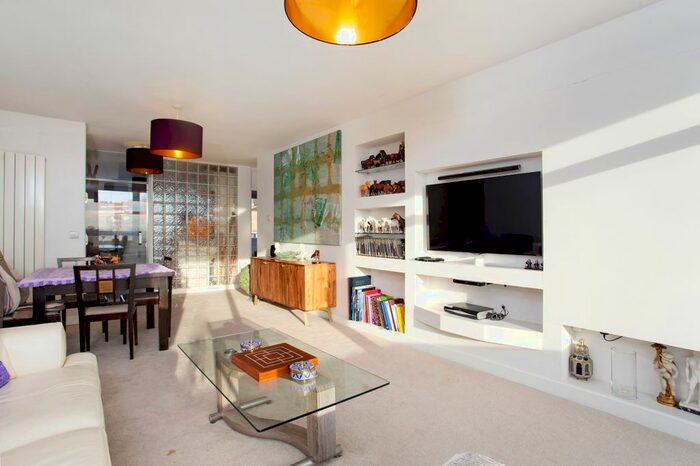 2 Bedroom Flat To Rent In Lakeview Court, Wimbledon, SW19
