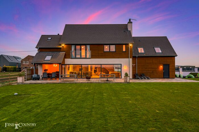 4 Bedroom Detached House For Sale In Plank Drove, Crowland, Peterborough, PE6