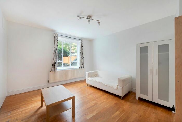 3 Bedroom Flat To Rent In Vermont Road, London, SW18