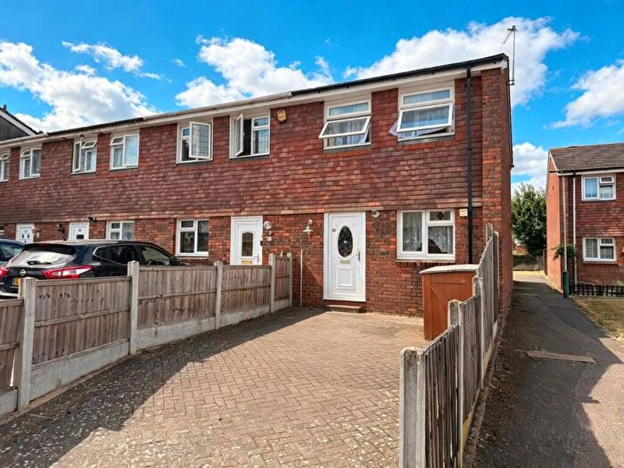 3 Bedroom End Of Terrace House To Rent In Taunton Road, Romford, RM3