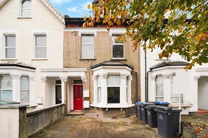 2 Bedroom Maisonette For Sale In Kidderminster Road, Croydon, CR0