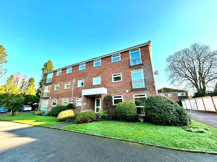2 Bedroom Flat To Rent In Horsham Road, Shalford, Guildford, GU4