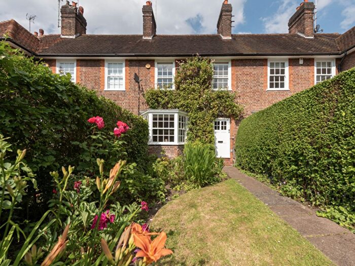 2 Bedroom Terraced House For Sale In Corringway, London, NW11