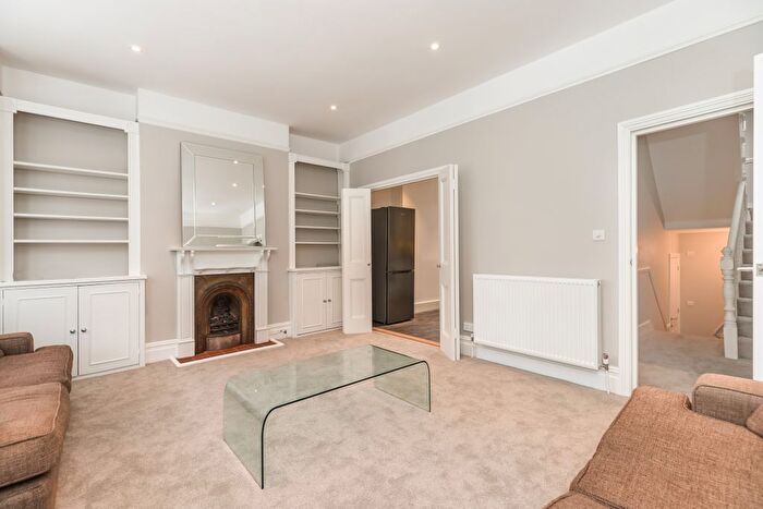 3 Bedroom Flat To Rent In Melody Road, Wandsworth, SW18