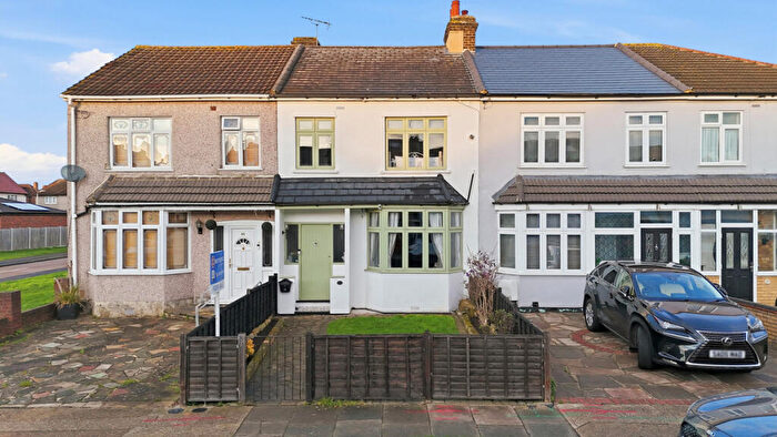 3 Bedroom Terraced House For Sale In Elm Road, Romford, RM7