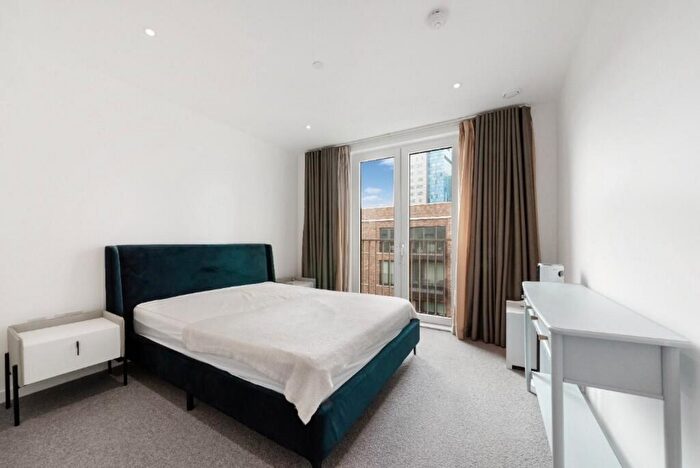 2 Bedroom Flat To Rent In Bouchon Point, Silk District, E1