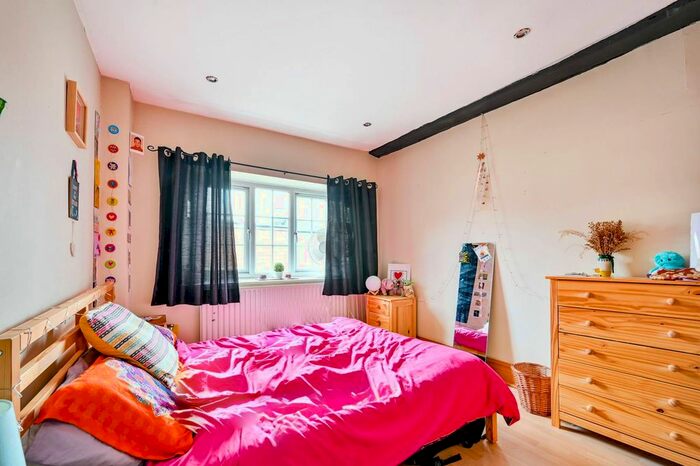 1 Bedroom Flat To Rent In High Street, Godalming, GU7