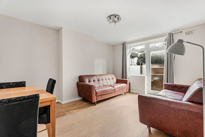 3 Bedroom Apartment For Sale In King Henrys Walk, London, N1