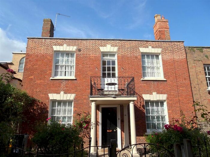 3 Bedroom Cottage To Rent In Bath Place, Taunton, TA1