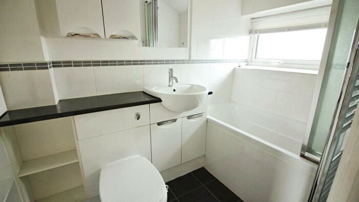 3 Bedroom Terraced House For Sale In Leadwell Lane, Rothwell, Leeds, LS26