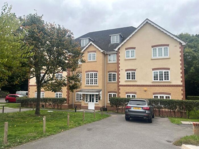 2 Bedroom Flat To Rent In Hurworth Avenue, Slough, Berkshire, SL3